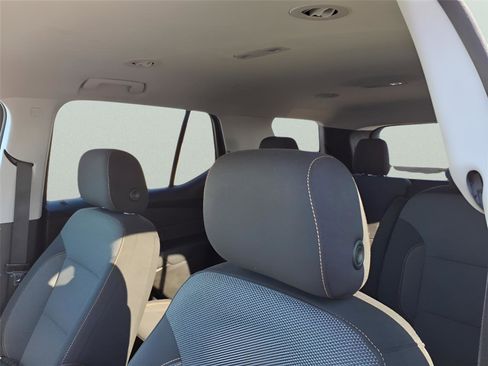 Used 2021 Chevrolet Traverse LT image 18