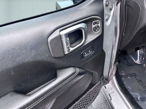 Used 2018 Jeep Wrangler Unlimited Sahara AWD/4WD image 15