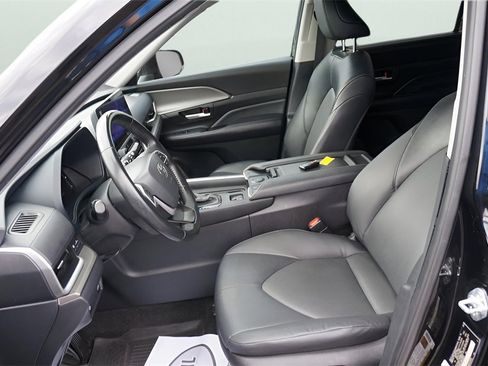 Used 2024 Toyota Grand Highlander Limited image 17