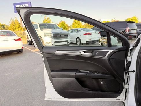 Used 2019 Ford Fusion SE FWD image 12
