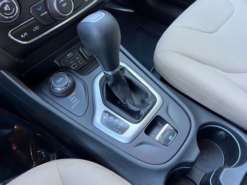 Used 2016 Jeep Cherokee Latitude w/ Cold Weather Group image 34