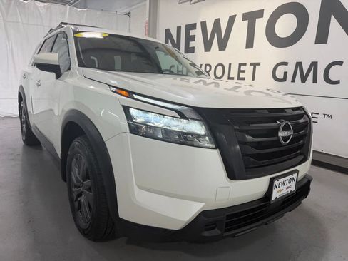 Used 2023 Nissan Pathfinder SV w/ Black Appearance Package AWD/4WD image 37