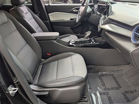 Used 2025 Chevrolet Trax LT w/ LT Convenience Package image 29