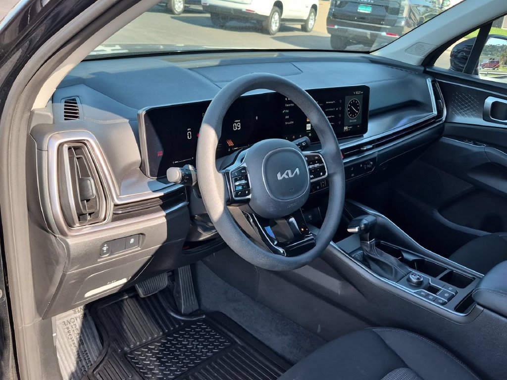 Used 2025 Kia Sorento LX FWD image 9