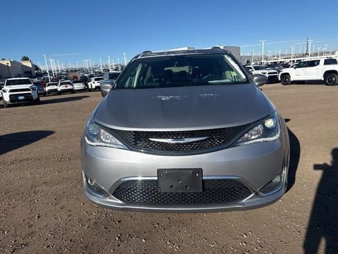 Used 2019 Chrysler Pacifica Touring-L image 9