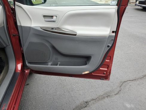 Used 2017 Toyota Sienna XLE Premium image 31