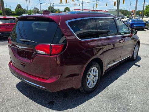 Used 2020 Chrysler Pacifica Touring-L FWD image 4