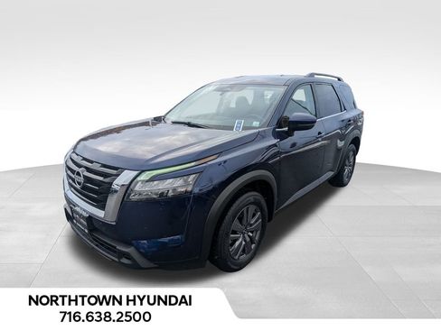 Used 2025 Nissan Pathfinder SV image 3