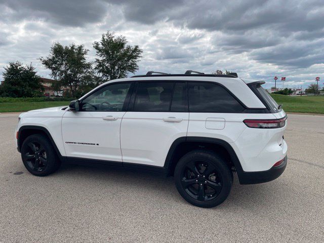 Used 2023 Jeep Grand Cherokee Altitude AWD/4WD image 4