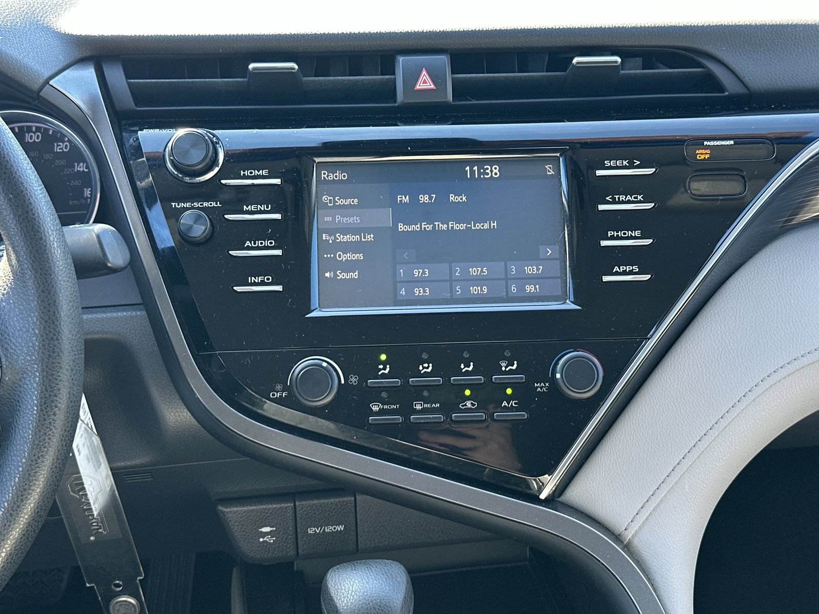 Used 2018 Toyota Camry LE FWD image 25