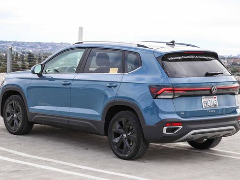 New 2025 Volkswagen Taos SE w/ Black Wheel Package FWD image 6