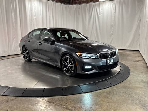 Used 2019 BMW 330i Sedan w/ M Sport Package RWD image 10