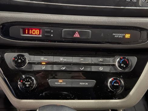 Used 2017 Kia Sedona LX w/ LX Essentials Premium Package image 28