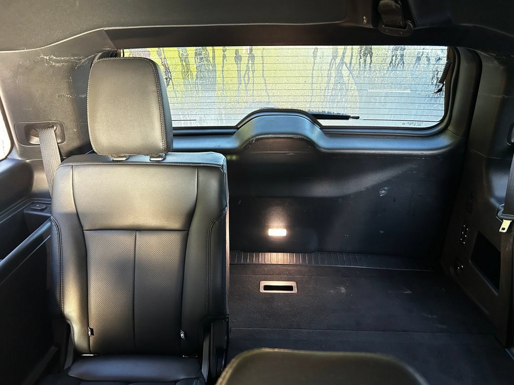 Used 2019 Ford Expedition XLT w/ Equipment Group 202A AWD/4WD image 11