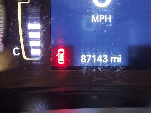 Used 2019 Jeep Cherokee Latitude Plus w/ Cold Weather Group image 16