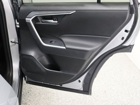 Used 2025 Toyota RAV4 XLE FWD image 33