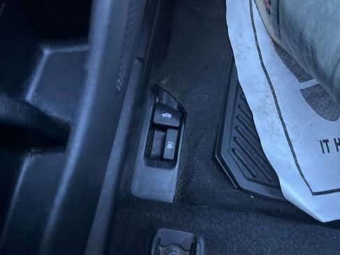 Used 2021 Toyota Corolla LE image 19