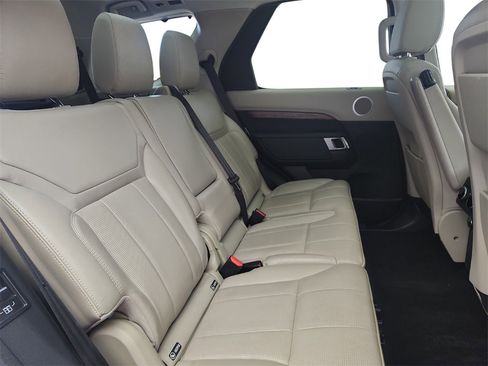 Used 2017 Land Rover Discovery HSE image 28