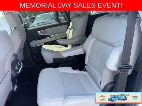 Used 2025 Ford Expedition Platinum w/ Driver's Package AWD/4WD image 18