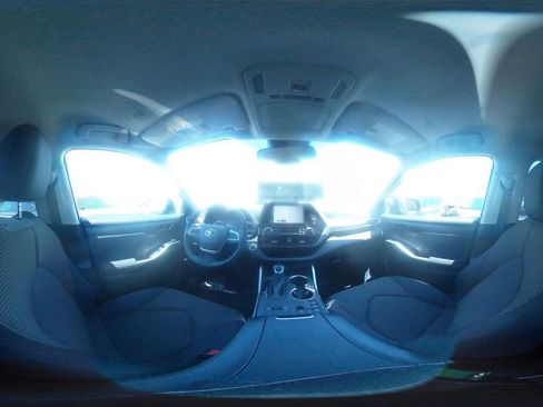 Used 2025 Toyota Highlander LE FWD image 44