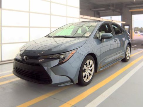Used 2025 Toyota Corolla LE FWD image 2