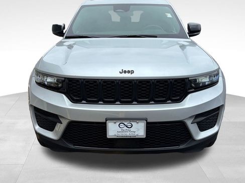 Used 2023 Jeep Grand Cherokee Altitude AWD/4WD image 2