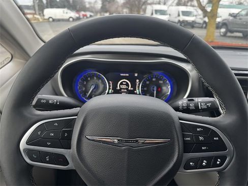 Certified 2024 Chrysler Pacifica Touring-L image 23
