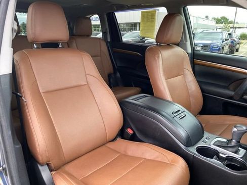 Used 2017 Toyota Highlander Limited w/ Carpet Mat Package FWD image 9