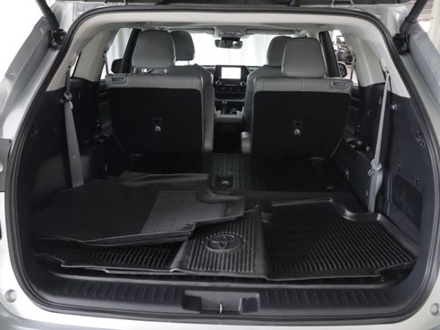 Used 2025 Toyota Highlander XLE AWD/4WD image 24