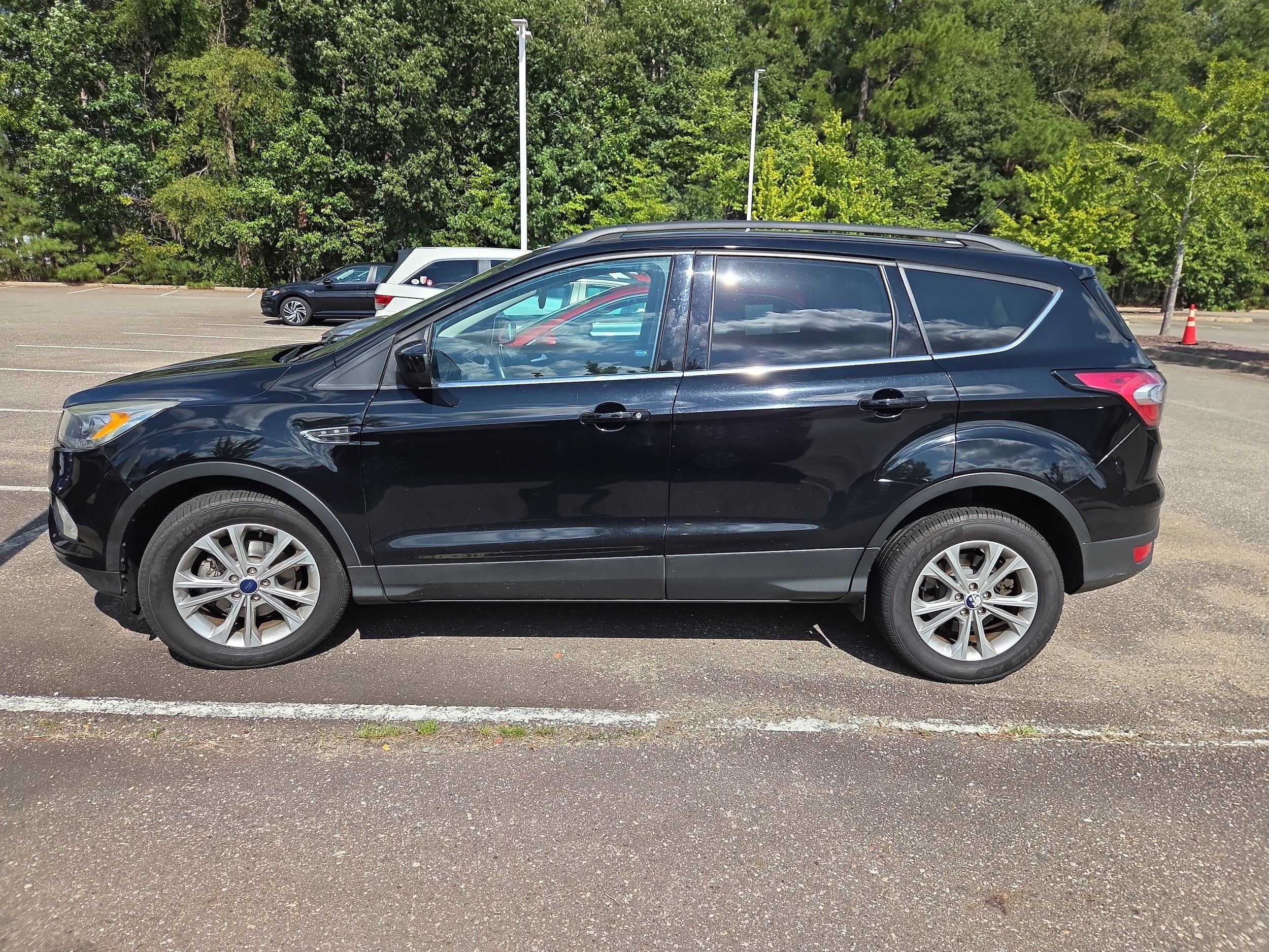 Used 2017 Ford Escape SE w/ SE Leather Comfort Package FWD image 6
