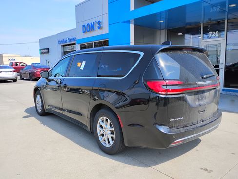 Used 2025 Chrysler Pacifica Select image 2