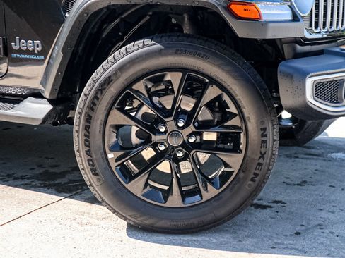 Used 2025 Jeep Wrangler Unlimited Sahara AWD/4WD image 13