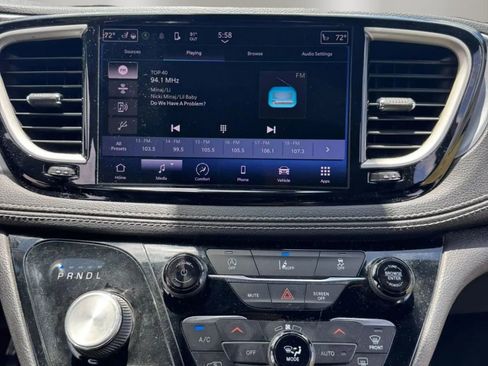 Used 2022 Chrysler Pacifica Touring-L w/ S Appearance Package FWD image 19