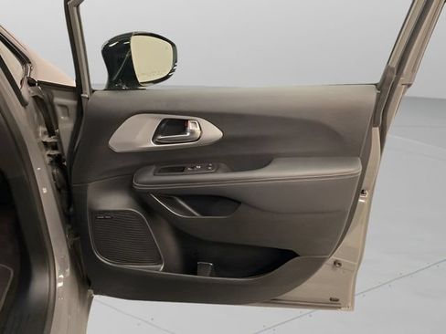 Used 2025 Chrysler Pacifica Limited w/ Uconnect Theater Family Group AWD/4WD image 30