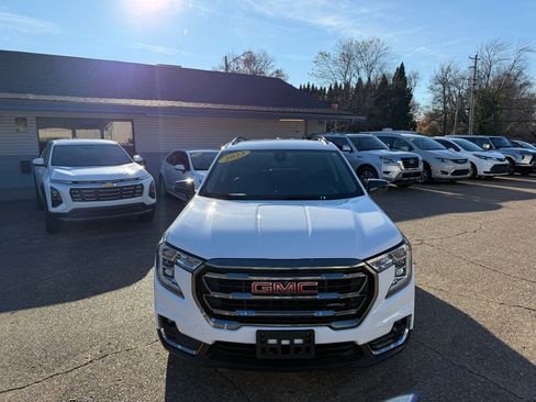 Used 2023 GMC Terrain AT4 image 2