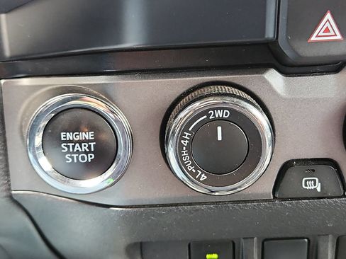Used 2020 Toyota Tacoma TRD Off-Road w/ Technology Package AWD/4WD image 13