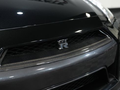 Used 2015 Nissan GT-R Premium image 13