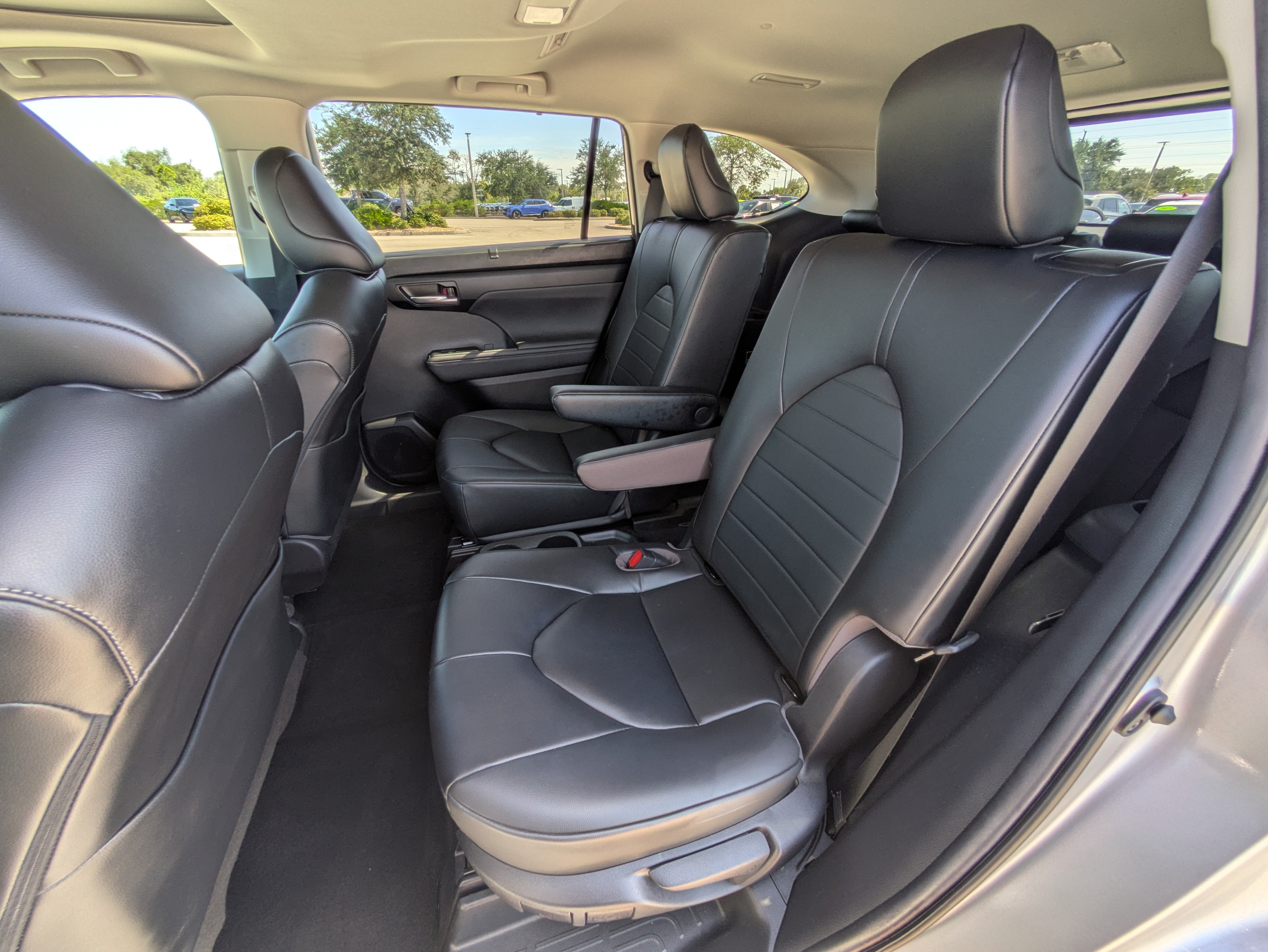 Used 2023 Toyota Highlander XLE FWD image 14