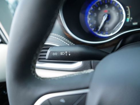 Used 2024 Chrysler Pacifica Limited image 28