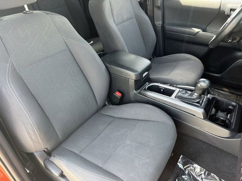 Used 2018 Toyota Tacoma TRD Off-Road w/ Technology Package RWD image 9