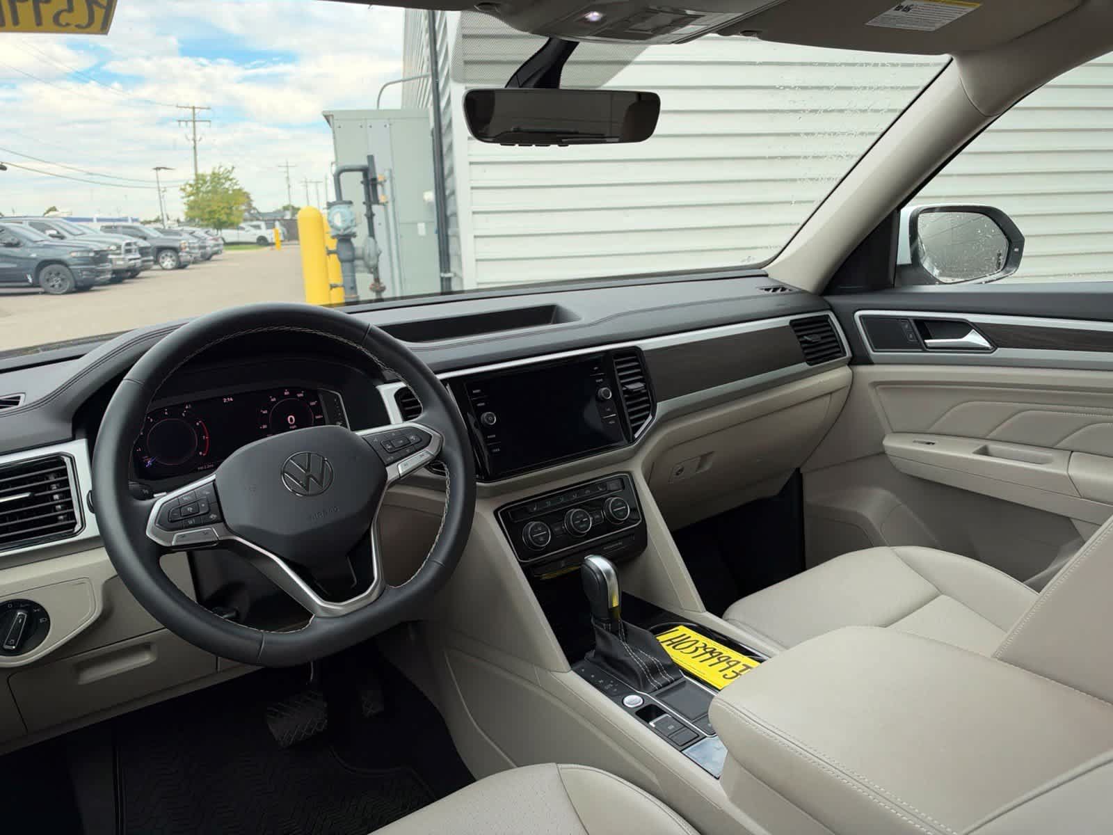 Used 2023 Volkswagen Atlas SE w/ Black Wheel Package FWD image 11