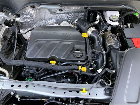 Used 2025 Chevrolet Trax LT FWD image 33
