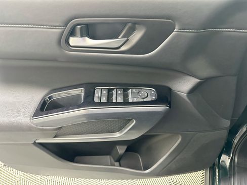 Used 2025 Nissan Pathfinder SL FWD image 15