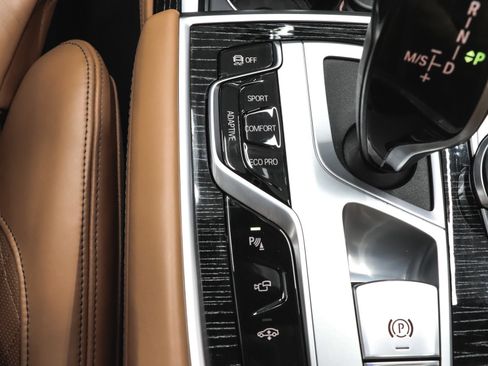 Used 2022 BMW 750i xDrive w/ Luxury Rear Seating Package image 48