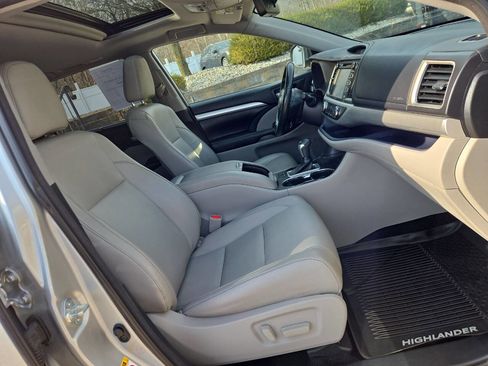 Used 2018 Toyota Highlander XLE AWD/4WD image 24