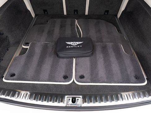 Used 2024 Bentley Bentayga V8 image 45