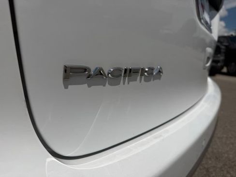 Used 2024 Chrysler Pacifica Touring-L FWD image 10