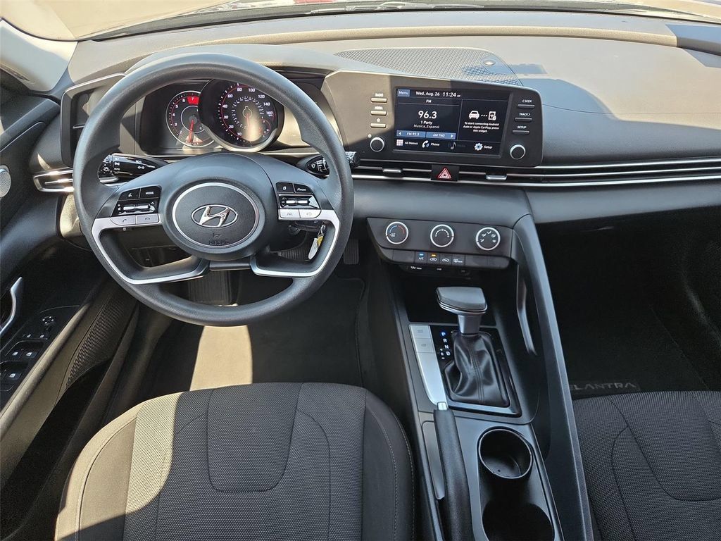 Used 2022 Hyundai Elantra SE w/ Cargo Package FWD image 11