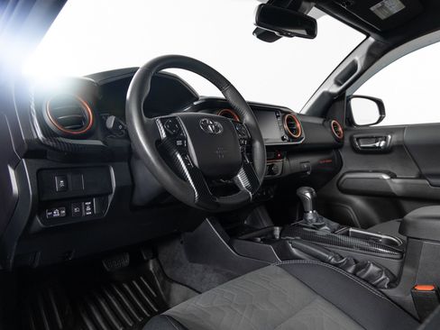 Used 2022 Toyota Tacoma TRD Sport w/ Technology Package image 14