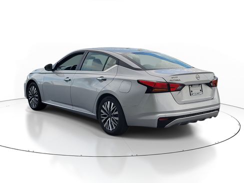 Used 2024 Nissan Altima 2.5 SV FWD image 5
